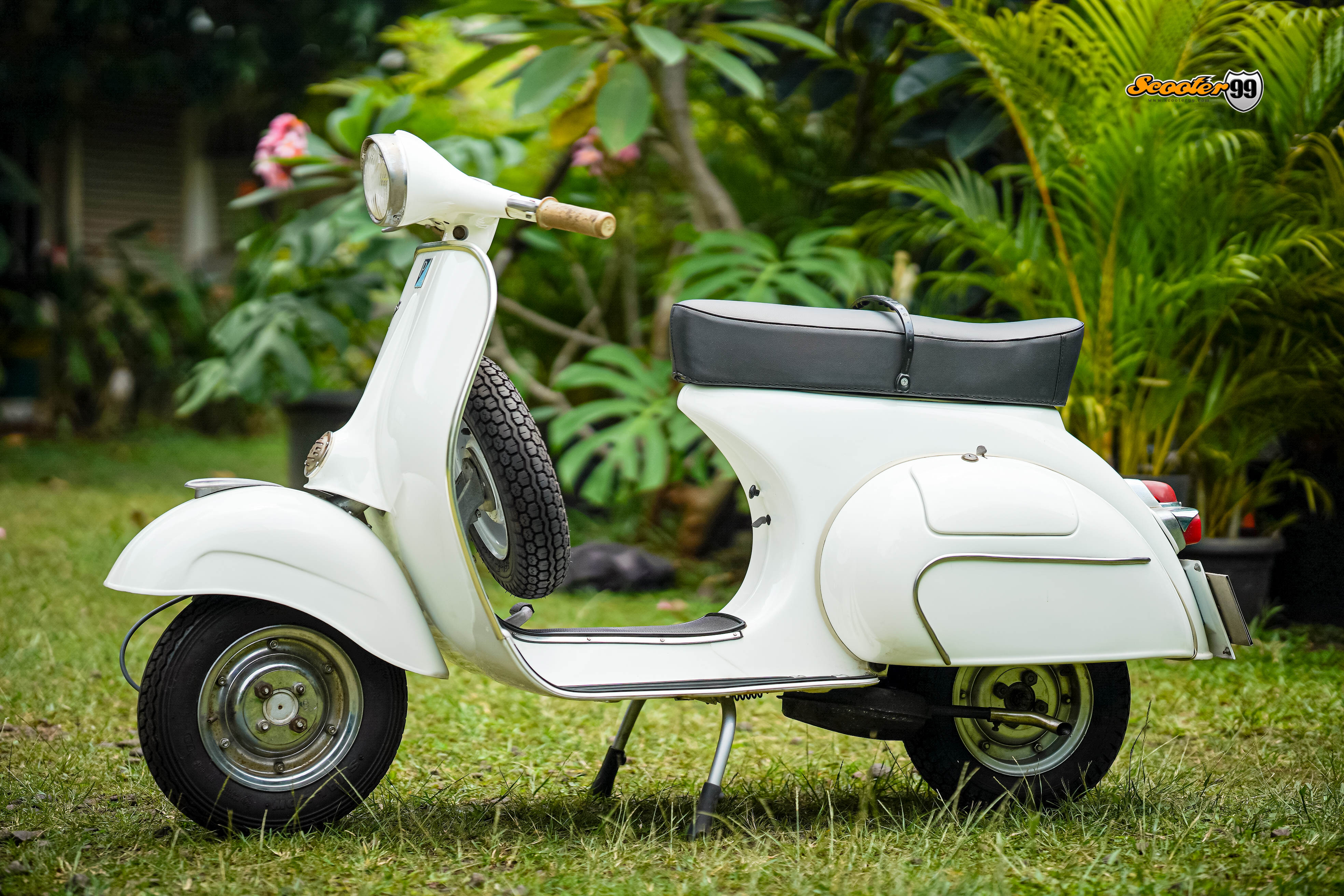 Vespa 150cc White – side view